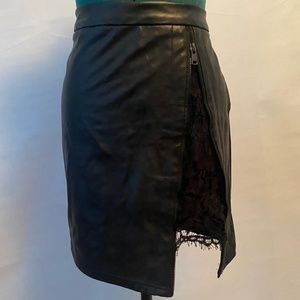 Derma leather mini skirt, with zippers and lace. size M